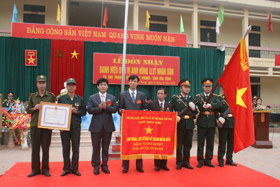 Thừa uỷ quyền của Chủ tịch nước, lãnh đạo huyện Cao Phong trao Cờ, Bằng công nhận danh hiệu Anh hùng LLVTND cho xã Thu Phong